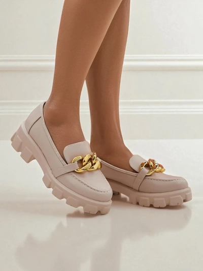 Дамски бежови лоуфъри Callista с верижка, плосък ток, еко кожа