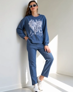 Тъмносиньо