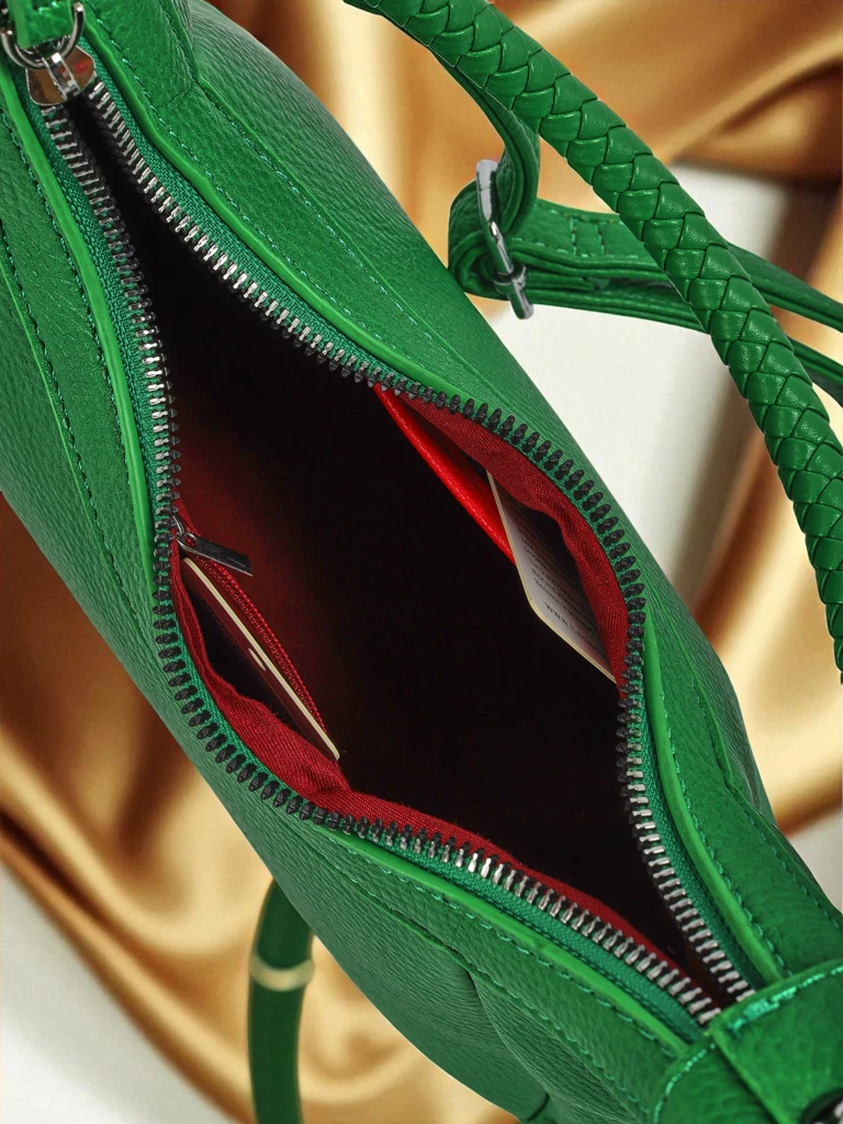 Royalfashion Малка дамска чанта от еко кожа с декоративна каишка Lacquea