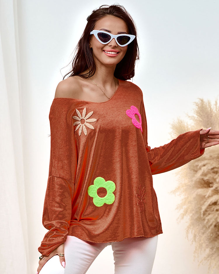 Royalfashion Тънък дамски пуловер с флорални кръпки