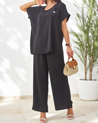 Комплект Royalfashion за жени с къси ръкави, декоративно цвете и широки панталони