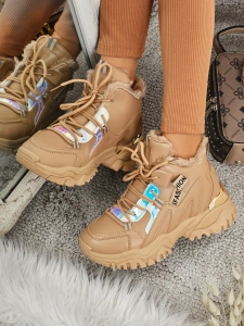 светлокафяв