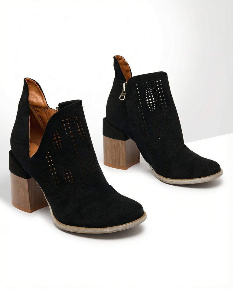 Royalfashion Ажурни ботуши в черно Revivela