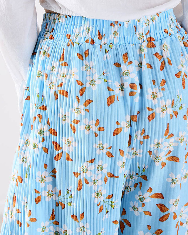 Дамски панталон от плат в синьо с цветя - Облекло