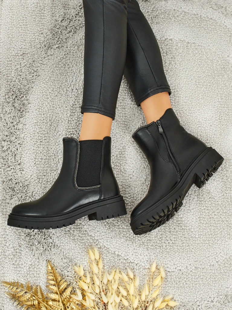 Боти от екологична кожа с цирконии Novira