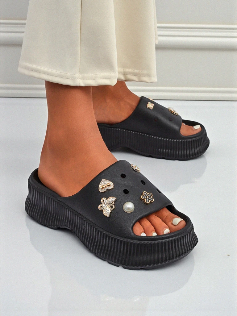 Royalfashion Дамски гумени чехли с декорации Slash Glam