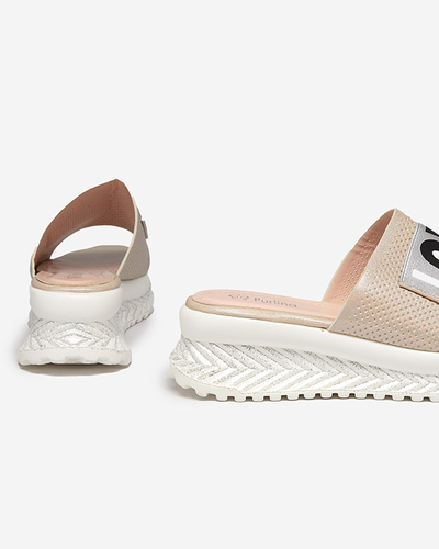 Beżowe błyszczące klapki damskie z napisem Sosha- Obuwie