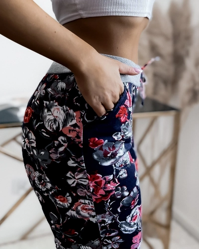 Damskie spodenki 3/4 w granatowym kolorze i w kwiaty PLUS SIZE - Odzież