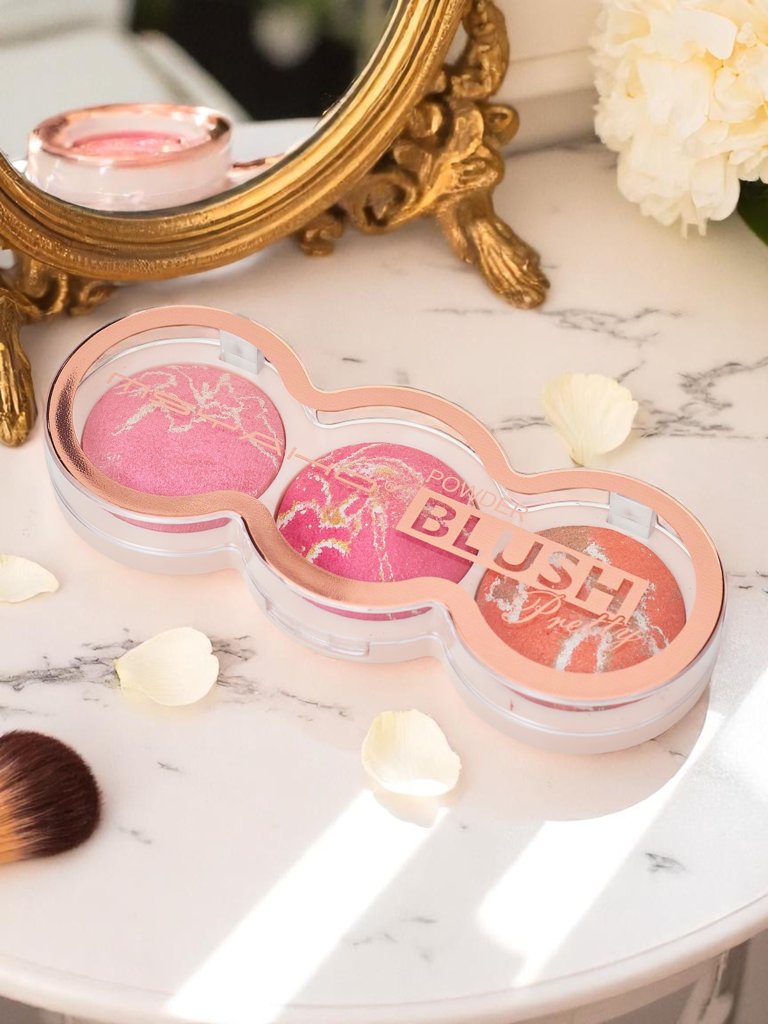 Палитра от 3 нюанса озаряващ руж за бузи цвят