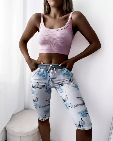 Białe damskie spodenki 3/4 z kwiatowym wzorem - Odzież