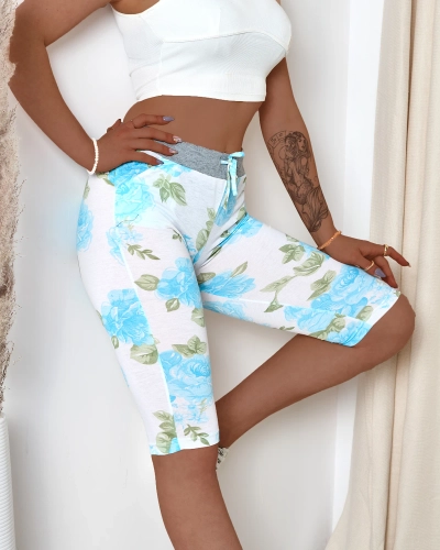 Białe spodenki damskie 3/4 w niebieskie kwiaty- Odzież