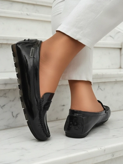 Дамски мокасини Cyra Nero от екологична лакирана кожа, класически италиански стил