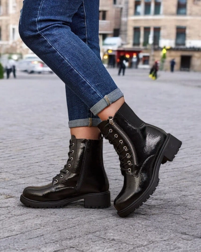 Royalfashion Черни дамски ботуши от еко кожа с лак Gaddaxa