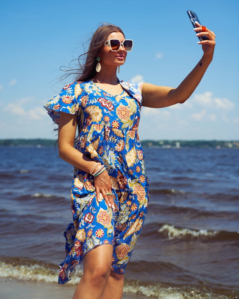 Royalfashion Кобалтова дамска рокля с цветен десен