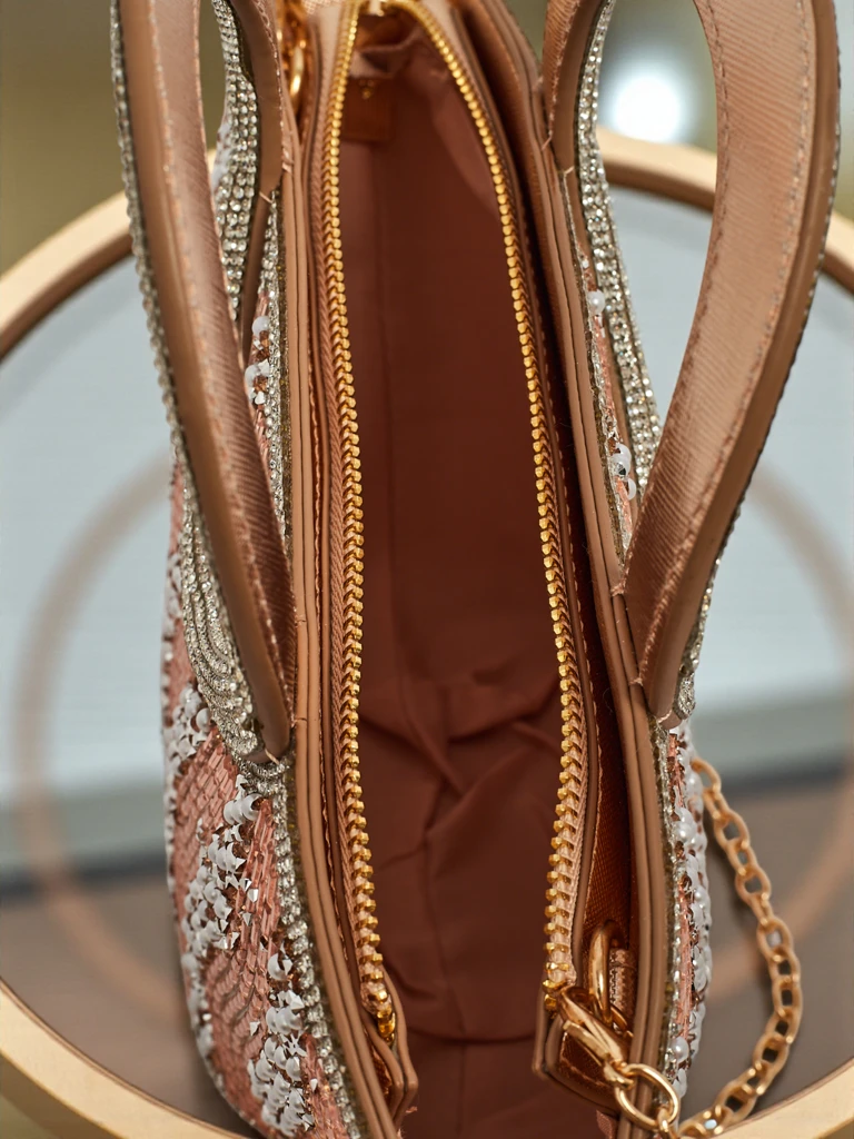 Малка дамска чанта с цирконии Sparkle Queen