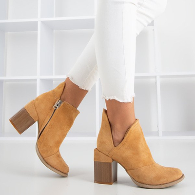 Jasnobrązowe damskie botki na słupku z wycięciami Cintura - Obuwie