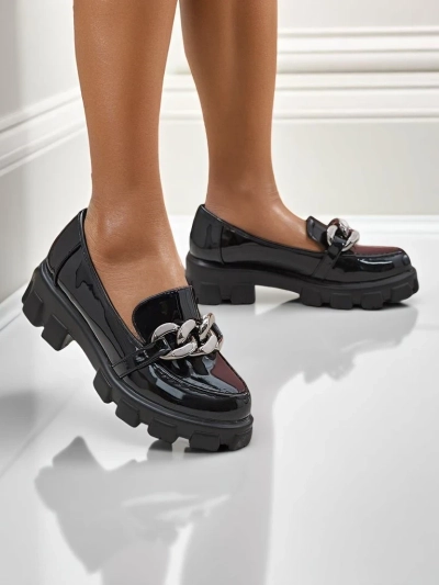 Дамски лоуфъри Hera Nero от лакирана еко кожа с верижка, пролет