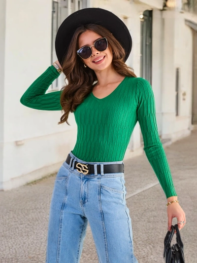 Дамски зелен пуловер с V-образно деколте - Облекло