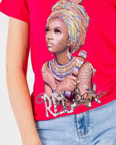 Fuksjowy damski t-shirt z kolorowym printem i cekinami - Odzież