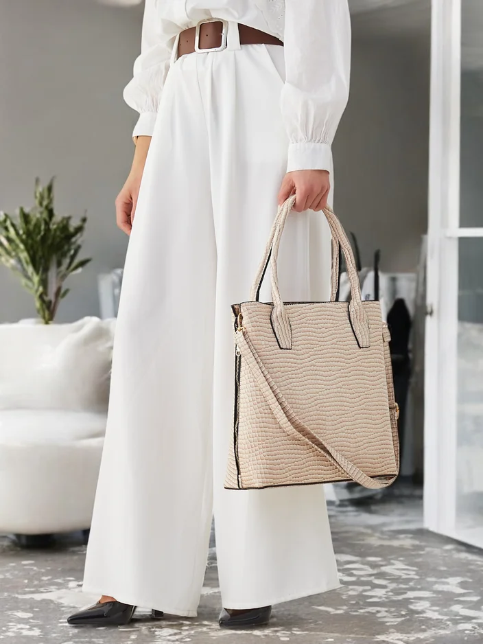 Royalfashion Лакирана дамска чанта с релеф