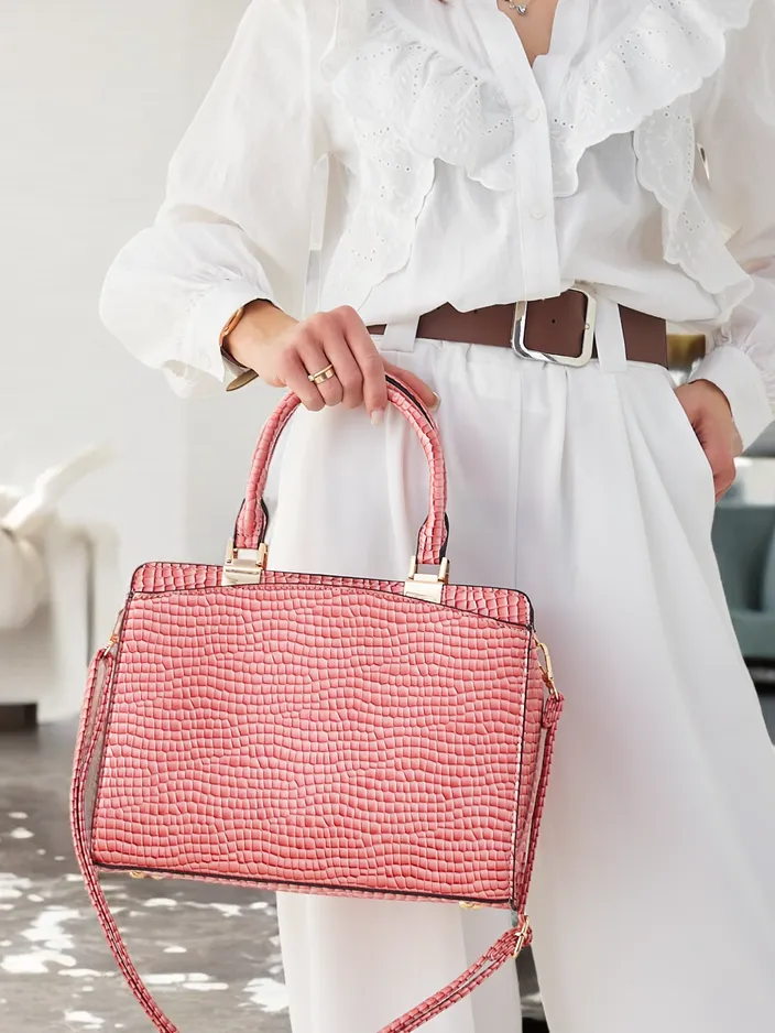 Royalfashion Елегантна дамска чанта, изработена от лакова кожа с релеф.