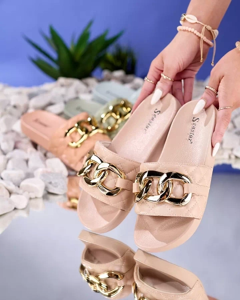 Beżowe damskie pikowane klapki ze złotym łańcuszkiem Eteris - Obuwie