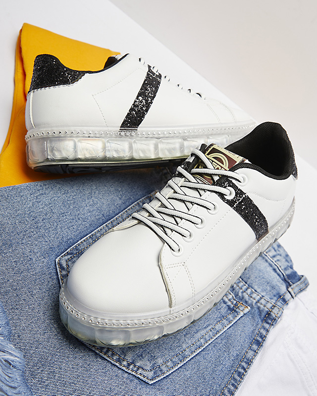 Дамски спортни обувки в бяло с черни вложки Asxa- Footwear