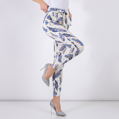 Białe damskie tregginsy w piórka - Odzież