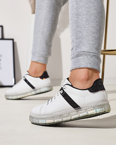 Дамски спортни обувки в бяло с черни вложки Asxa- Footwear