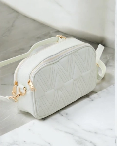 Светло бежово || бял