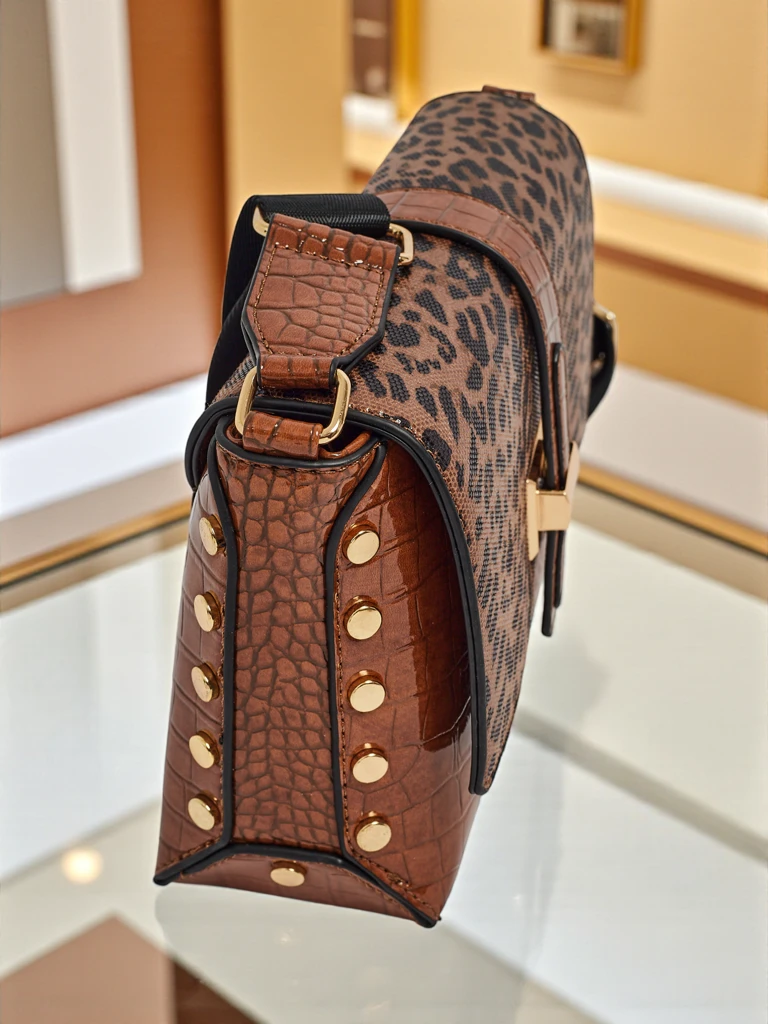 Лакирана малка дамска чанта от еко кожа Panthere Mist