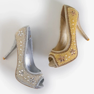 OUTLET Złote damskie brokatowe czółenka z cyrkoniami i perełkami Gitana - Obuwie