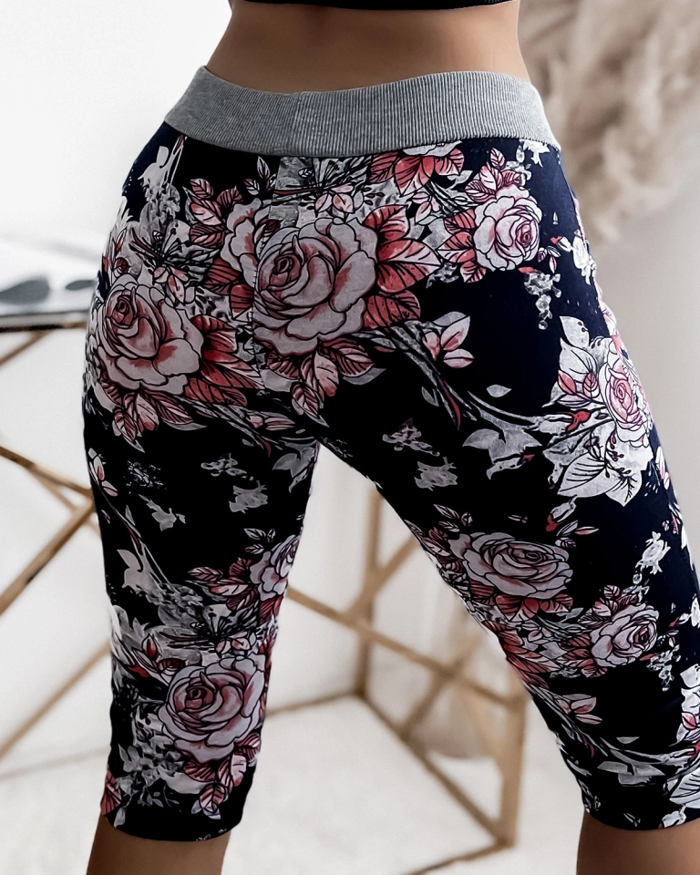 Granatowo- koralowe damskie spodenki 3/4 z kwiatowym wzorem PLUS SIZE - Odzież