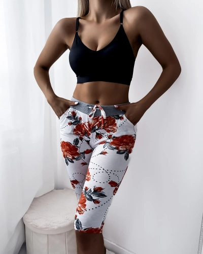 Białe spodenki damskie 3/4 w czerwone kwiaty PLUS SIZE- Odzież