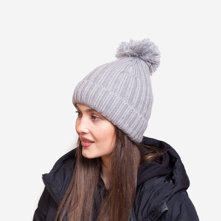 Сива дамска изолирана лъскава шапка с помпон - Аксесоари