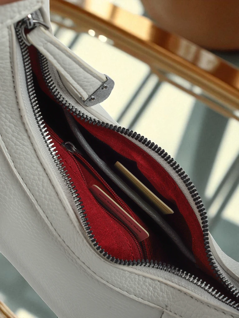 Royalfashion Малка дамска чанта от еко кожа с декоративна каишка Lacquea