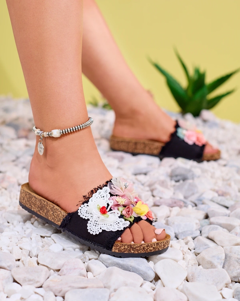 Damskie klapki z tkaninowymi kwiatami w kolorze czarnym Ososi- Obuwie