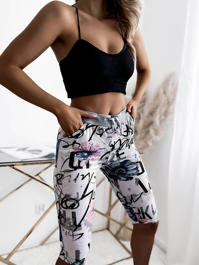 Biało- niebieskie spodenki damskie 3/4 z printem PLUS SIZE- Odzież