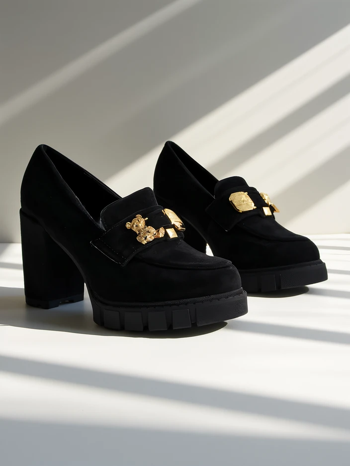 Зашеметяващи черни обувки на ток от велур, елегантни и модерни