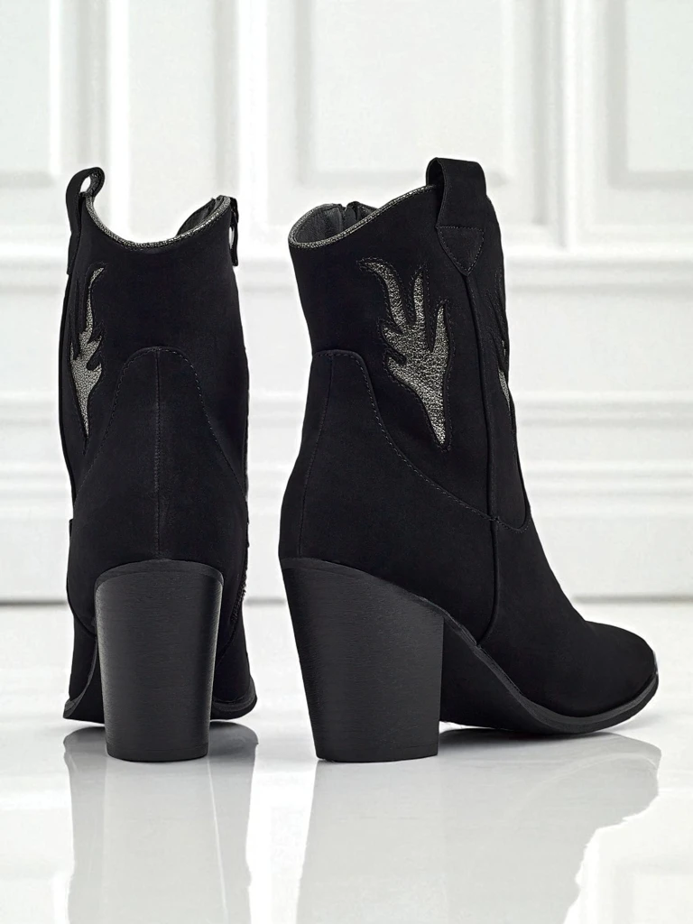 Дамски каубойски ботуши на ток с декоративни вложки Cendria