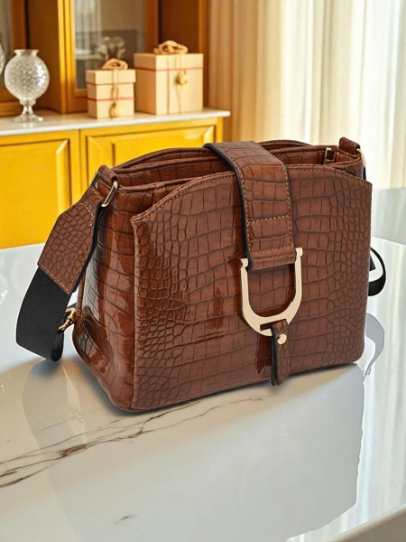 Лакирана малка дамска чанта от еко кожа Gilded Night