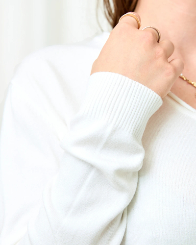 Royalfashion Бял дамски пуловер със сърцевидно деколте