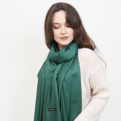 Тъмнозелен голям дамски шал с пискюли - Аксесоари