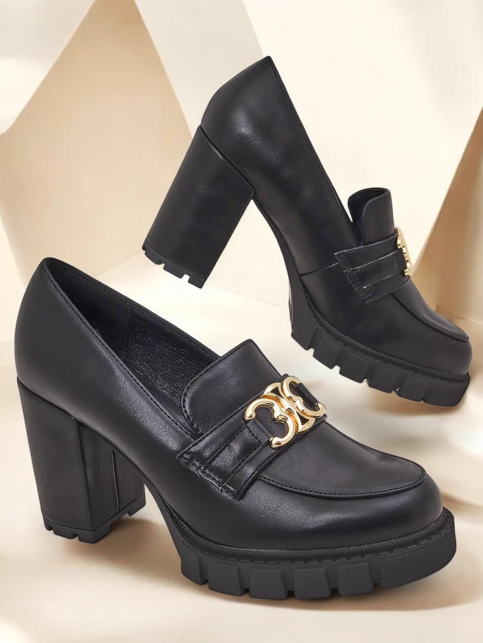 Дамски обувки Nero Aurora на ток със златна катарама, еко кожа