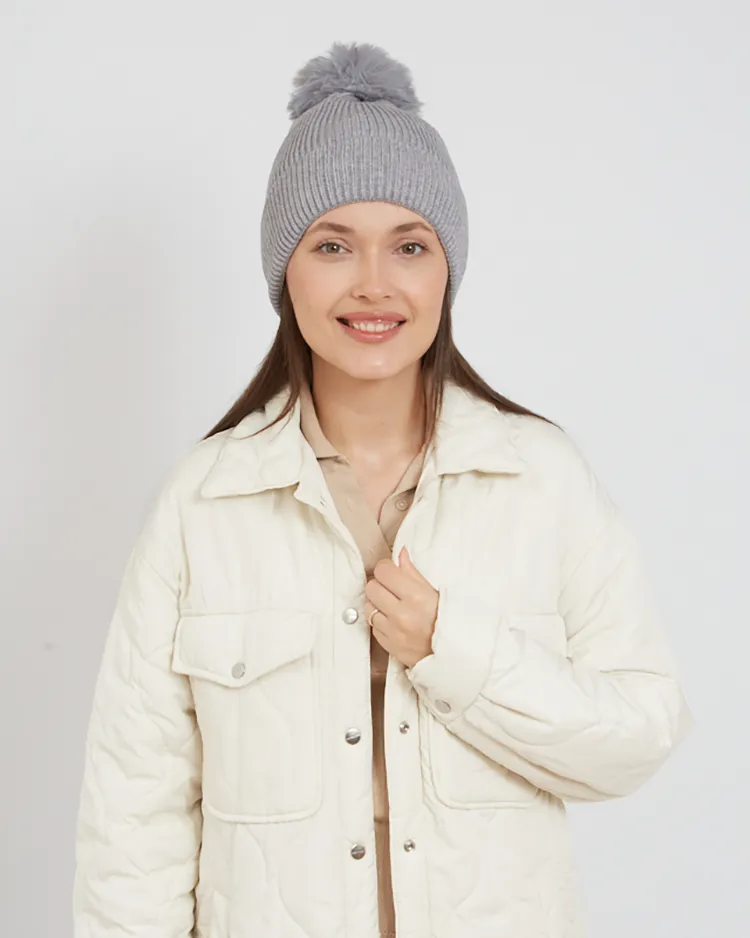 Дамска шапка с пухкав пискюл
