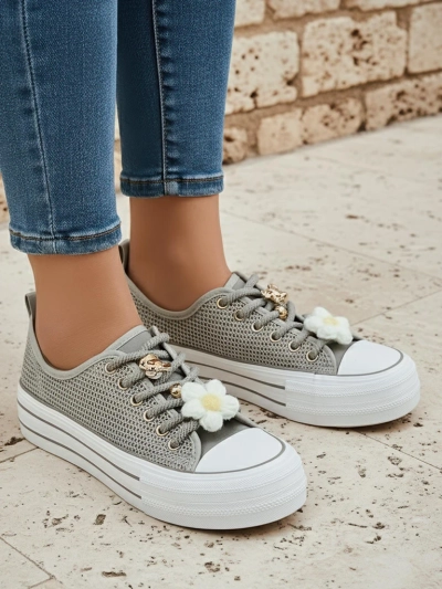 Royalfashion дамски перфорираните маратонки с декорации Osdo