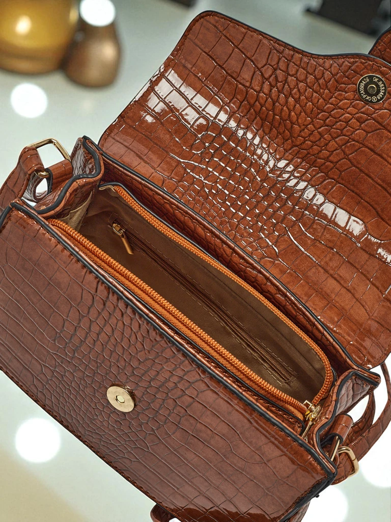 Лакирана малка дамска чанта от еко кожа Sable Mist