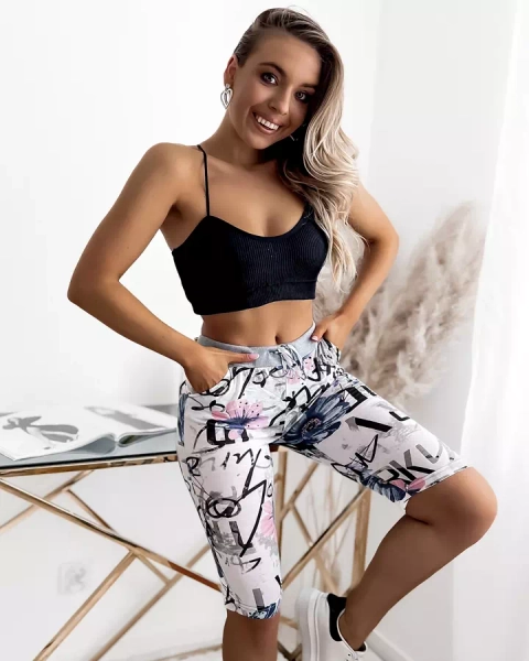 Biało- niebieskie spodenki damskie 3/4 z printem PLUS SIZE- Odzież