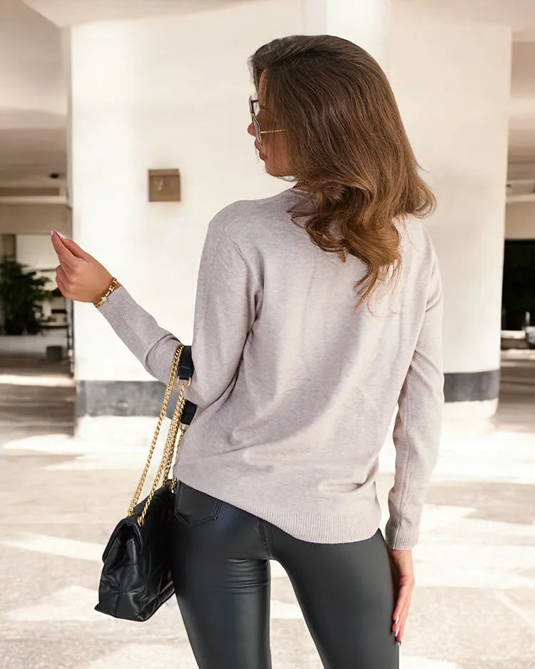 Royalfashion Дамски пуловер в бежово и сиво със сърцевидно деколте