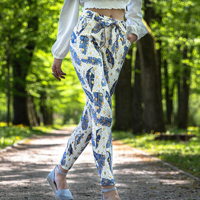 Białe damskie tregginsy w piórka - Odzież